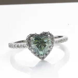 Elegante hartvormige groene moissanite halo ring in gepolijste zilveren zetting