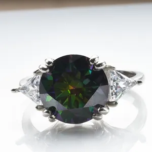 Makroaufnahme von 5 Karat buntem Moissanit-Ring mit seitlichen Dreieckssteinen in Silber