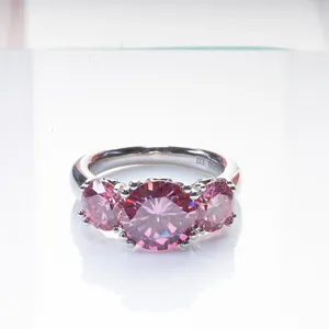 Macro di anello in argento 925 con incisione 3.00ct e design a tre pietre rosa