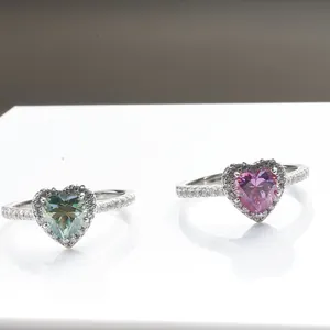 Moissaniet ringen met hartvormige roze en blauwgroene stenen in zilveren zetting
