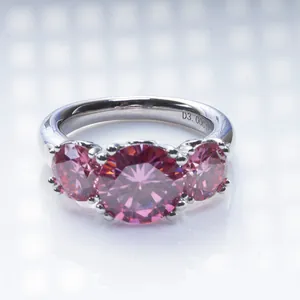 Dettaglio macro dell'anello in moissanite rosa da 5 carati con incisione D3.00ct