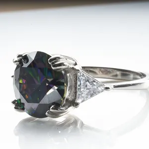 Makroaufnahme eines 5ct Regenbogen-Moissanit-Rings mit Silberbeschichtung