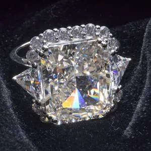 Nahaufnahme von 10-Karat-Ring mit Diamantschliff im Radiant-Stil und Halo-Fassung auf Samt