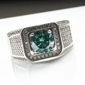 Bague pour homme en argent avec émeraude verte et détails scintillants en moissanite pavé