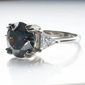 Makro-Seitenansicht eines 5 Karat bunten Moissanit Rings mit seitlichen Dreieckssteinen