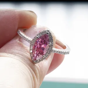 Anillo de plata S925 con moissanita rosa de corte marquesa y halo de diamantes finos