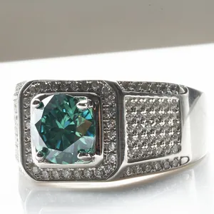 Détail macro d'une bague pour homme en argent avec pierre émeraude et pavé moissanite