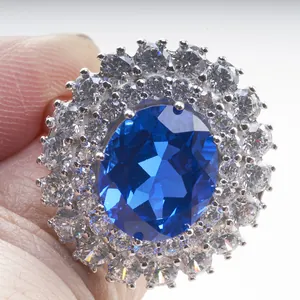 Ασημένιο δαχτυλίδι με οβάλ μπλε ζαφείρι 5ct και διπλό φωτοστέφανο με διαμάντια