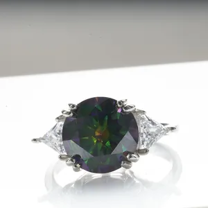 5 Karat Regenbogen Moissanit Ring mit seitlichen Dreieckssteinen und Silberfassung