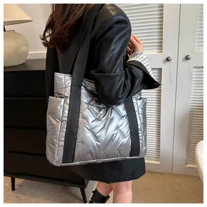 Tragebild einer großen silbernen Stepp-Tote-Bag mit breitem schwarzem Schultergurt