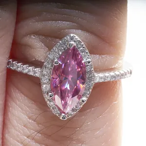 Anillo de plata S925 con moissanita rosa de corte marquesa y un halo de diamantes