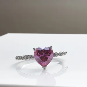 Roze hartvormige 1ct moissanite ring met pavé-gezette band op witte reflecterende vloer