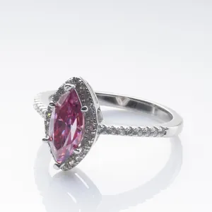 Macro de anillo de plata S925 con moissanita rosa de corte marquesa y halo de diamantes