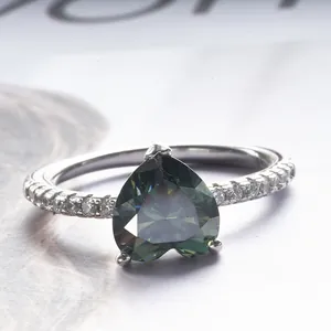 Blauwgroene hartgeslepen 1ct moissanite ring verzilverd met zijdelingse micro-pave diamanten