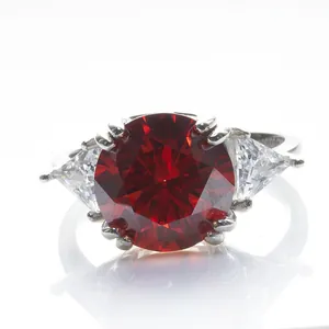Ring mit 5 Karat rotem Moissanit im Rundschliff und seitlichen Steinen in Silber