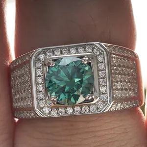 Bague luxe pour homme avec grosse pierre vert émeraude et pavé de pierres de moissanite