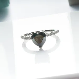 Elegante 1 karaat hartvormige groenblauwe moissanite ring in gepolijst zilver met pavé diamanten