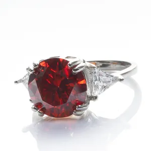 Luxuriöser 5 Karat roter Moissanit-Ring mit seitlichen Dreieckssteinen und Versilberung