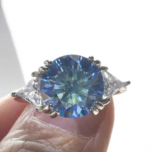 Makroansicht von 5-Karat blauem Moissanit-Ring mit Dreieck-Seitensteinen in Silber