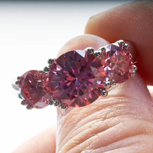 Anello a tre pietre con moissanite rosa tonda da 5 carati in argento sterling S925