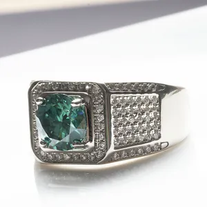 Détail d'une bague pour homme avec pierre centrale vert émeraude et pavé de diamants