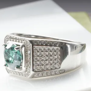 Gros plan d'une bague en argent avec émeraude ronde et sertissage de diamants étincelants