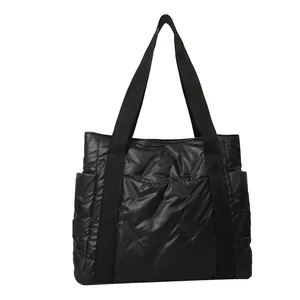 Große schwarze gesteppte Shopper-Tasche mit glänzender Oberfläche für Damen