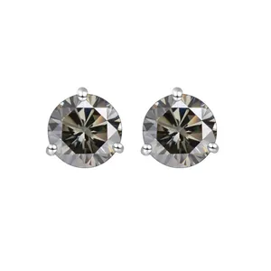 Details von runden Moissanit-Ohrringen mit 3-Krallen-Fassung aus S925-Sterlingsilber