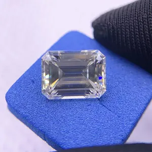 Hoogwaardige moissaniet steen met smuragd slijpvorm op een blauw fluwelen dienblad