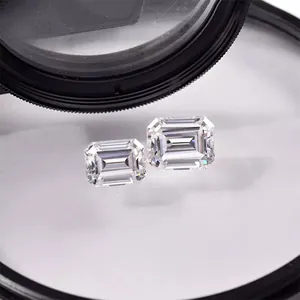 Smaragd geslepen kleurloze moissanite stenen getoond door een professionele juweliersloep