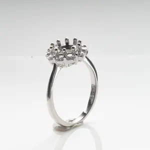 Dettaglio montatura anello girasole in argento S925 con punte a corona e accenti pavé