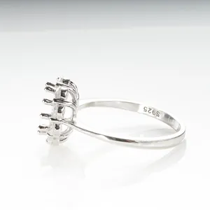Montatura per anello in argento S925 per moissanite con griffe a girasole e marchio