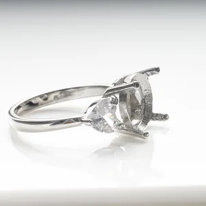 Monture de bague classique en argent S925 à quatre griffes avec pierres latérales en cœur