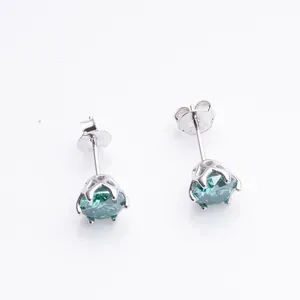 Detail von S925 Sterlingsilber Ohrsteckern mit grünem 1ct Moissanit in Sechs-Klauen-Fassung