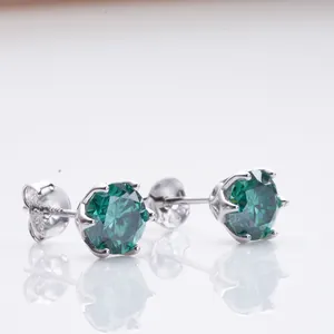 Makroansicht der S925 Sterling Silber 6-Krallen-Ohrstecker mit tiefblauen Moissanit-Steinen