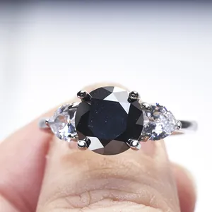 Bague en argent avec moissanite noire de 3ct et pierres latérales en forme de poire