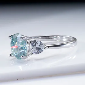 Vue macro d'une bague en argent S925 à 4 griffes avec moissanite bleu-vert 3 carats