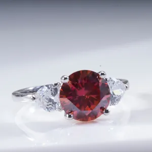 Vue macro d'une bague en argent 925 avec pierre rouge ronde et accents latéraux