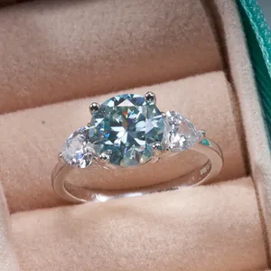 Détail macro de la bague moissanite 3ct avec pierre bleu clair et accents latéraux poire