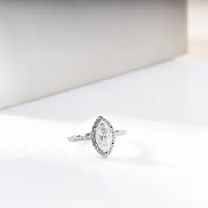 Moissanit-Ring im Marquise-Schliff mit Halo-Fassung auf minimalistischem Display