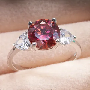 Vue macro d'une bague en argent S925 avec pierre rouge et accents taille poire