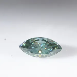 Macro-opname van een marquise geslepen groenblauwe moissaniet met hoge helderheid
