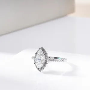 Eleganter Moissanit-Ring im Marquise-Schliff in 925er Silber mit Diamantbesatz für Damen