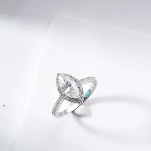 Nahaufnahme der S925-Punze auf Silberring mit Marquise-Schliff Moissanit Diamant