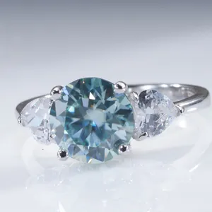 Bague classique en argent S925 avec moissanite bleue ronde et pierres latérales poires