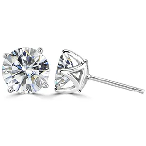Detailopname van 1 karaat moissanite oorknopjes in een S925 zilveren zetting met vier tanden