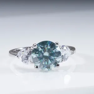 Bague en argent S925 avec moissanite ronde cyan et pierres latérales poire