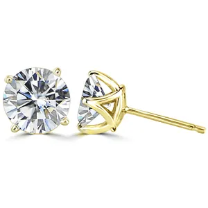 Detailopname van 1ct moissanite oorknopjes met een 4-klauws zetting in 14K geelgoud