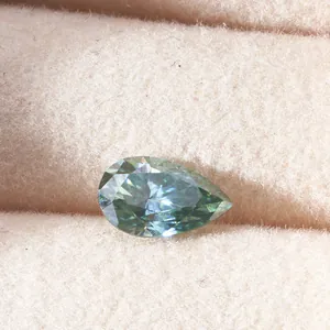 Peergeslepen blauwgroene moissanite met hoge schittering in een luxe fluwelen doosje