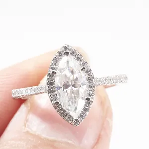 Moissanit-Verlobungsring im Marquise-Schliff aus 925 Silber mit Pavé-Besatzband